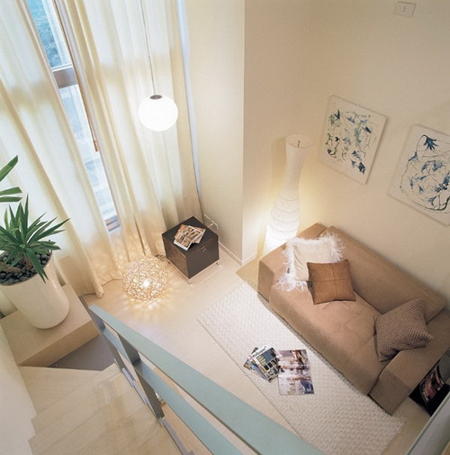 ตกแต่งคอนโดชั้นครึ่ง ห้องเล็กแต่อบอุ่นด้วยโทนสีนวลสบายตา